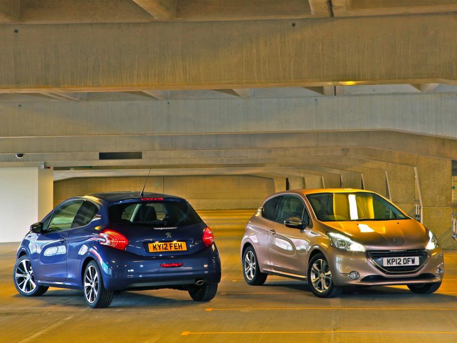  Peugeot 208 3-Door 2012 года  (UK) (фото 9 из 13)